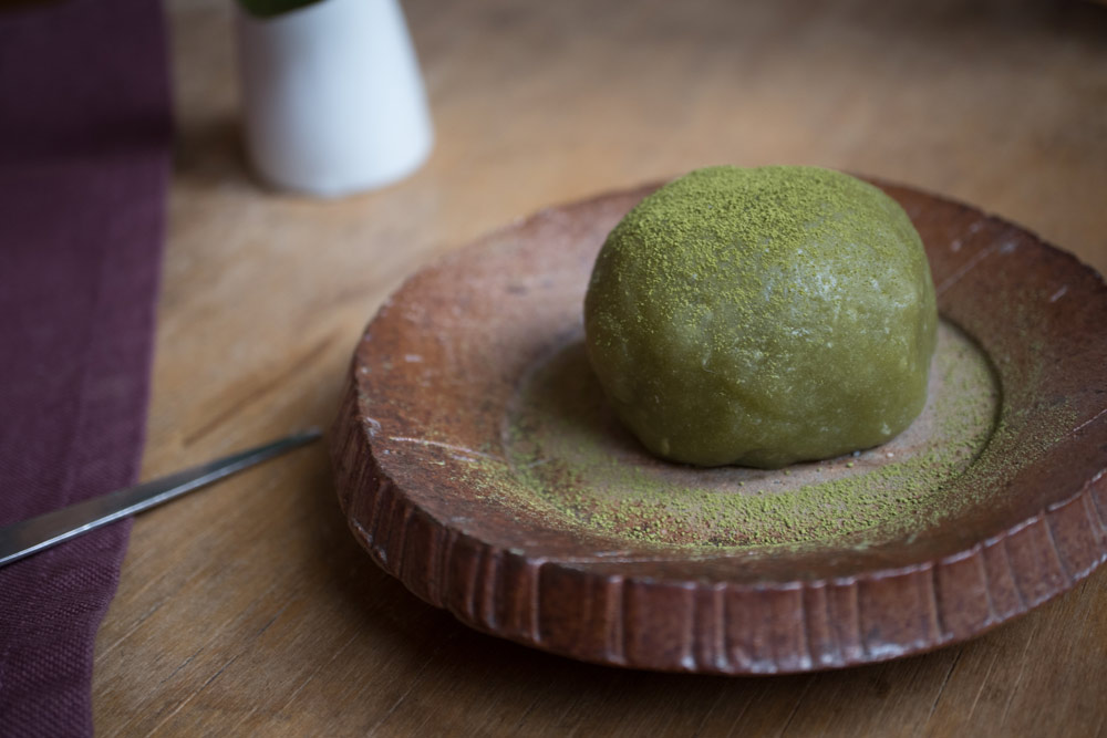 Daifuku matcha-framboise par azukiya, pâtisserie japonaise artisanale à Colmar.