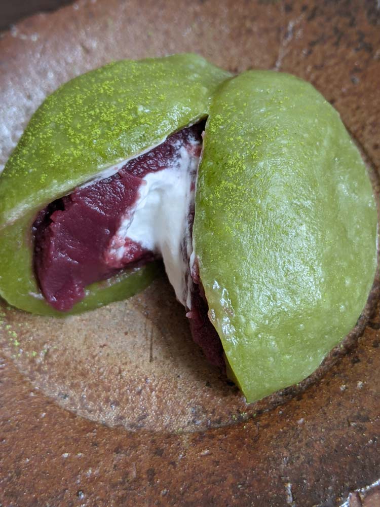 Daifuku matcha-framboise par azukiya, pâtisserie japonaise artisanale à Colmar.