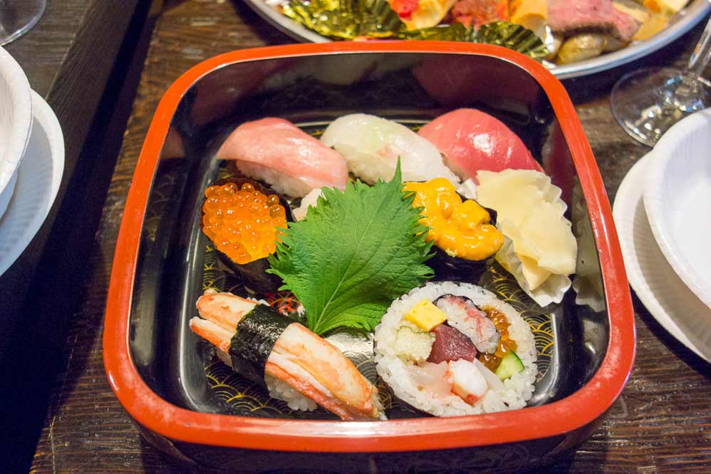 Conseil au restaurant comme avec ce plateau gourmand composé de mets japonais - Azukiya, Colmar